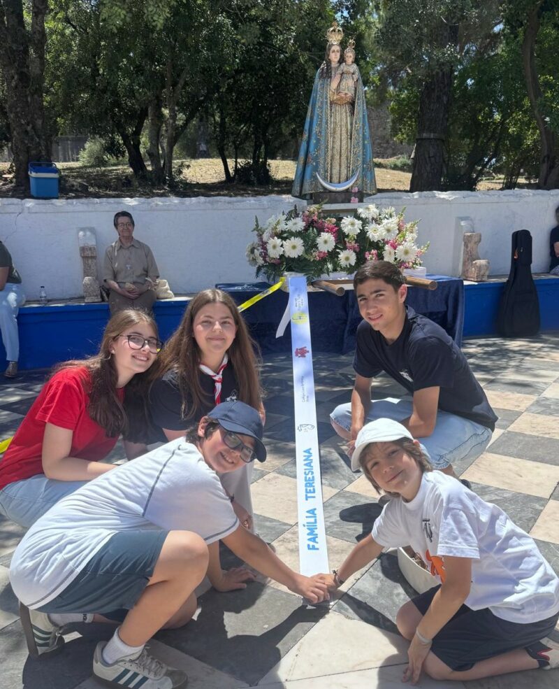 Jovnes colocam a fita da família teresiana na imagem da senhora